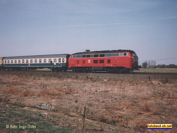 Diesellokomotive der Baureihe 218 auf der Marschenbahn